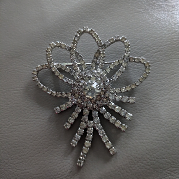 Jewelry - 𝅺Solf Vintage Rhinestone Brooch